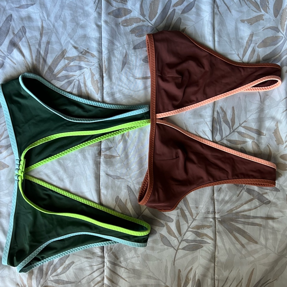 Hi there, I’m selling these two bikini tops together.